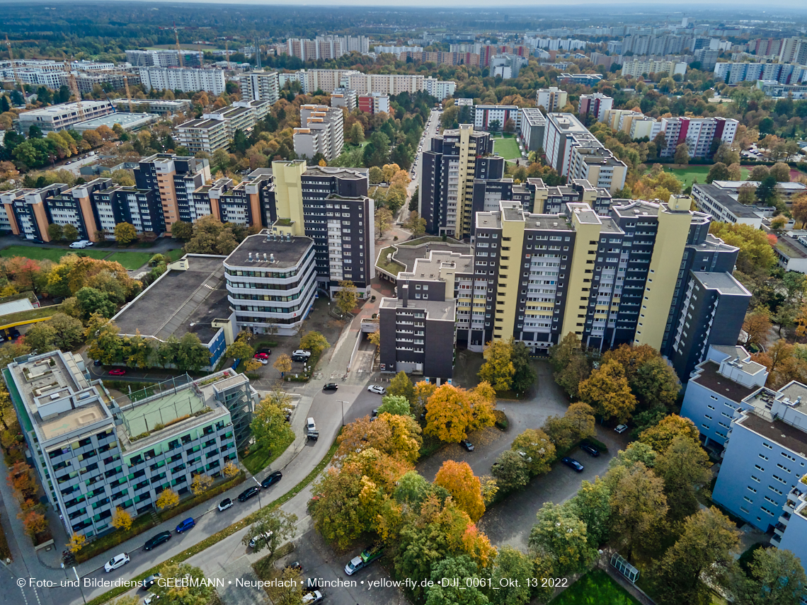 13.10.2022 - Das Marx-Zentrum und Wohnanlage Karl-Marx-Ring 52-62 in Neuperlach